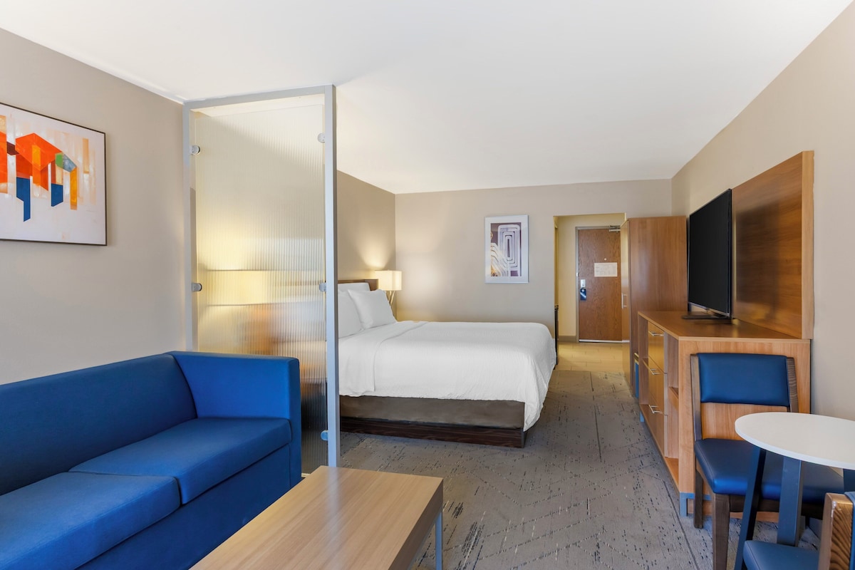 Desk, blackout curtains, iron/ironing board, free WiFi