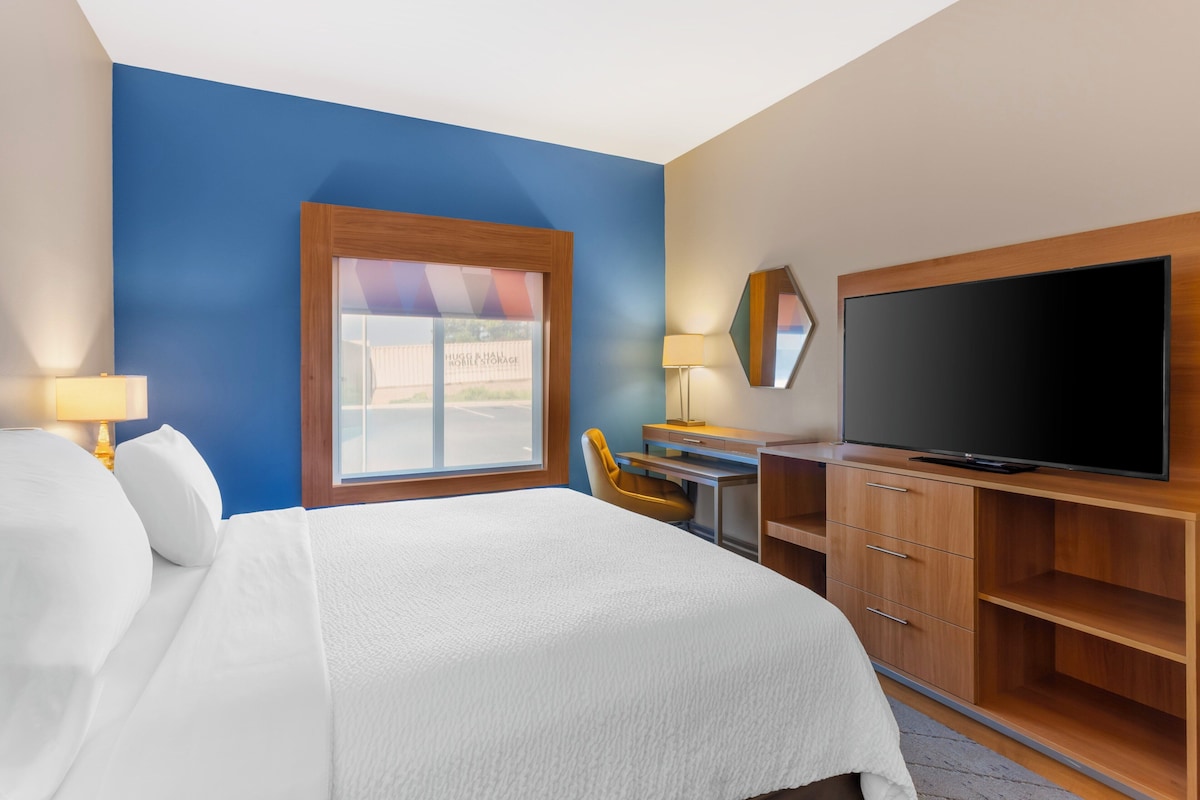 Desk, blackout curtains, iron/ironing board, free WiFi