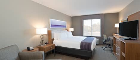 Escritorio, cortinas blackout y tabla de planchar con plancha