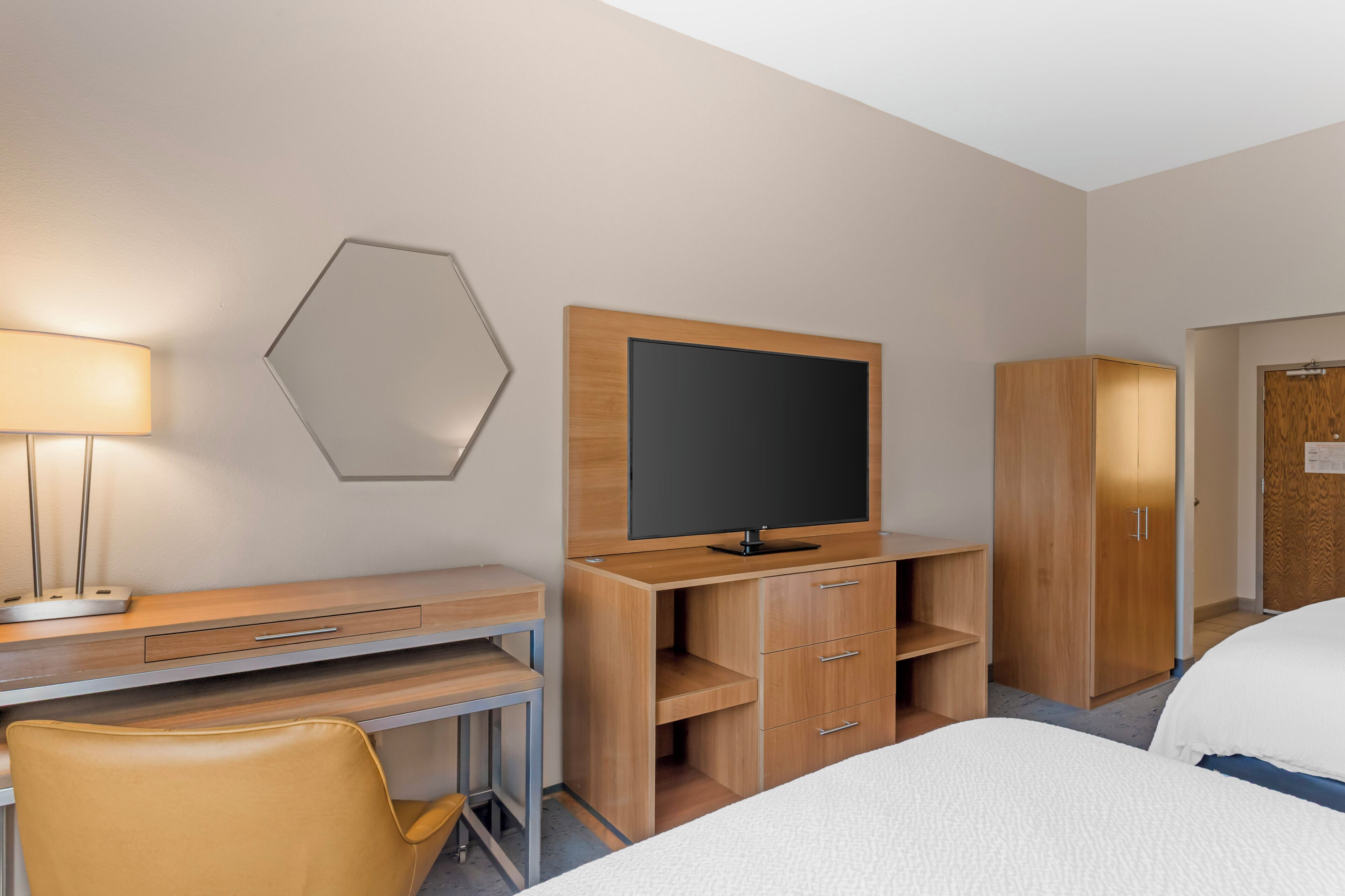 Habitación estándar, 2 camas de matrimonio | Escritorio, cortinas opacas, tabla de planchar con plancha y wifi gratis