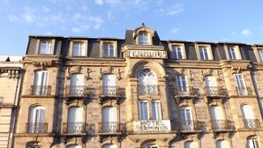Un bâtiment historique portant l’enseigne « HÔTEL TERMINUS », ce qui indique qu’il s’agit d’un hôtel.