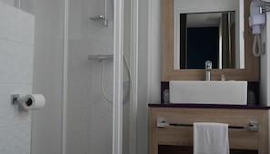 Comfort Room | Bathroom | Free toiletries, hair dryer, towels - Grand Hôtel Brive (Brive-la-Gaillarde)