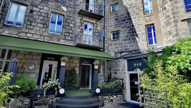 Une cour avec un bar, un salon et des espaces de détente en plein air.
