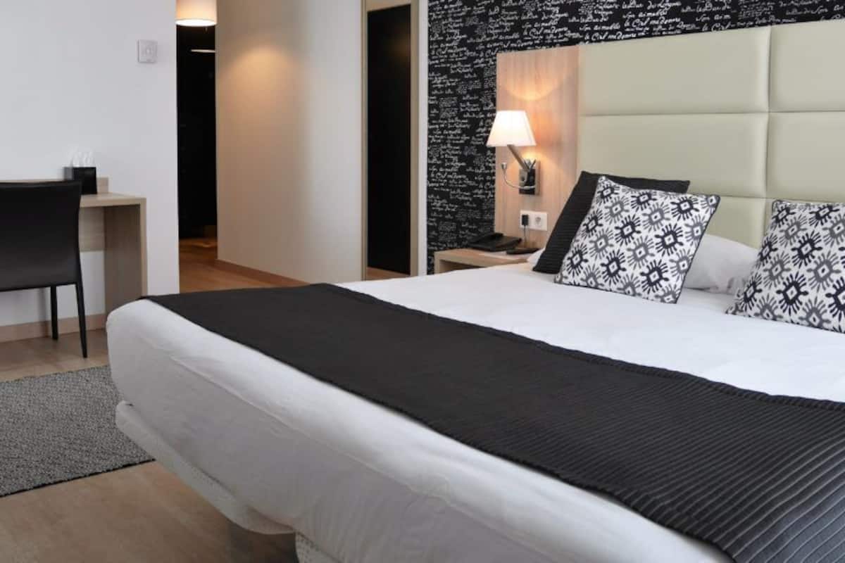 room | individually decorated, desk, blackout curtains, soundproofing