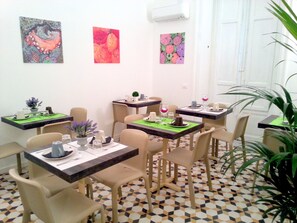 Petit déjeuner complet compris tous les jours