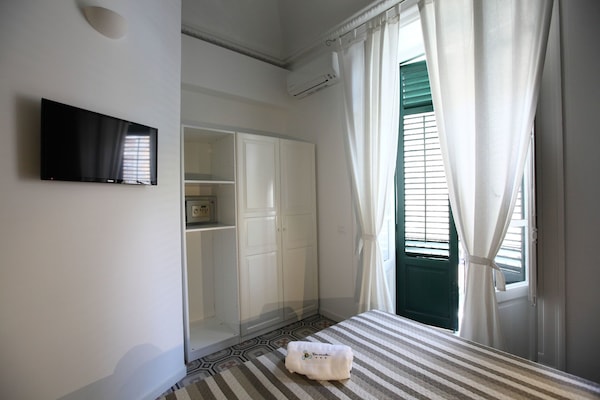 Ropa de cama hipoalergénica, colchones con efecto memoria y minibar