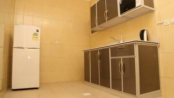 Kühlschrank, Mikrowelle, Herdplatte, Wasserkocher mit Kaffee-/Teezubehör