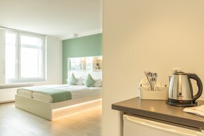 Hypo-allergenic bedding, desk, laptop workspace, blackout curtains - NXT PARK Hamburg (Hamburg)