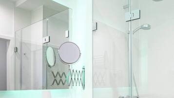 Regndusjhode, hårføner, håndklær og såpe