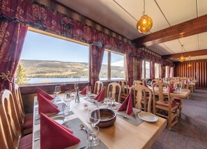 Serviço de café da manhã, culinária local, restaurante ao ar livre 