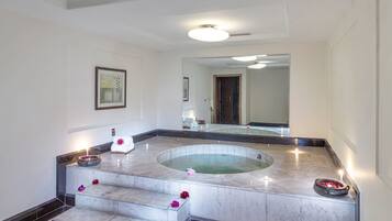 Bañera de hidromasaje interior