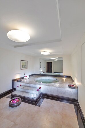 Indoor spa tub - Club Mahindra White Meadows Manali (Manali)