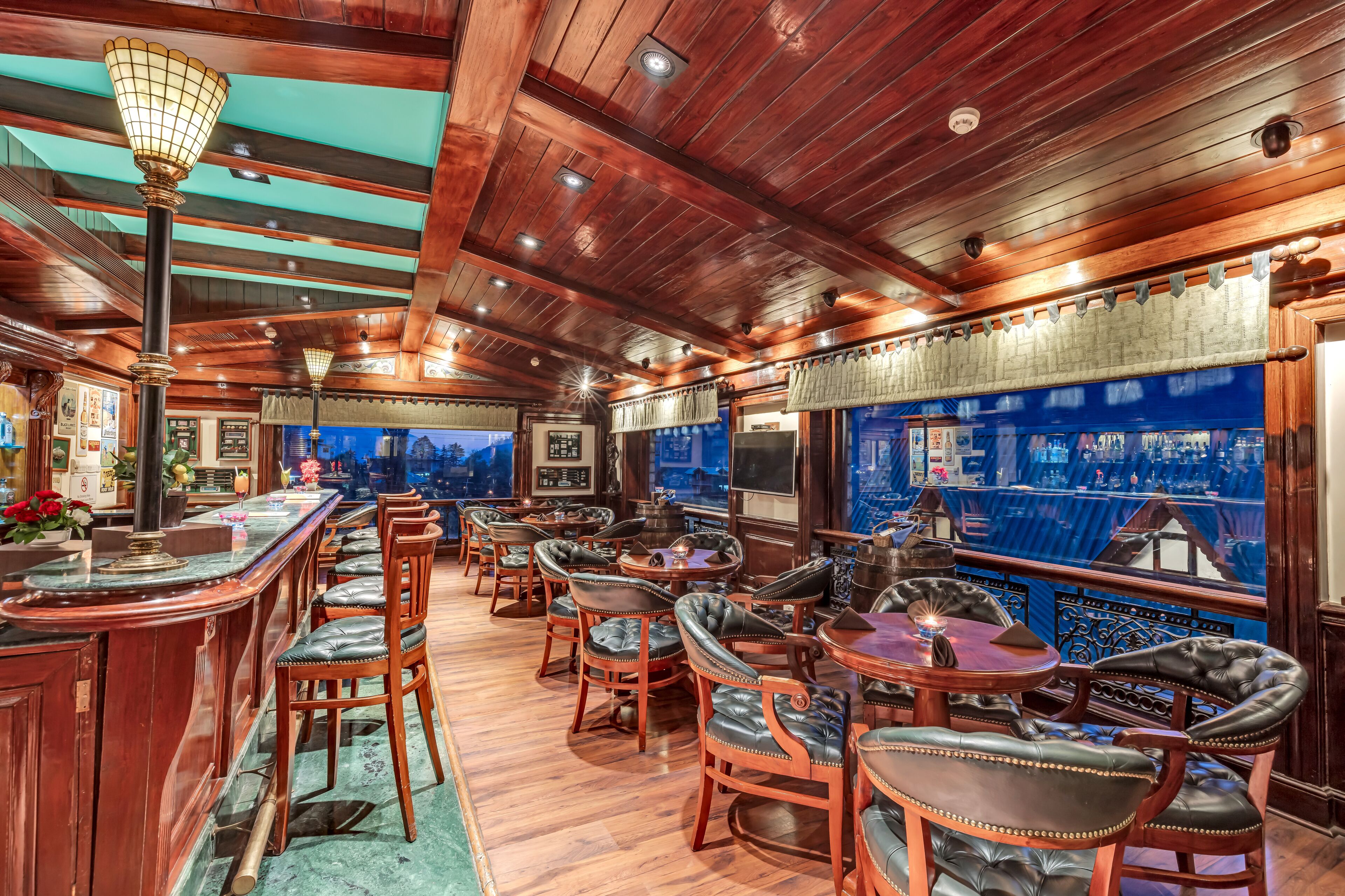 Bar (trong khuôn viên)