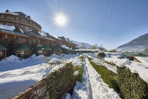 Un edificio tradicional de madera con tejados cubiertos de nieve y un cielo despejado.