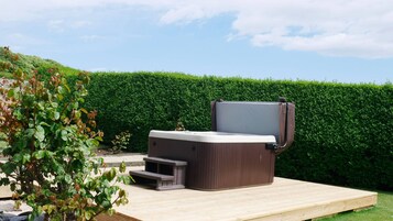 Traditional Cottage, 2 Bedrooms, Hot Tub, Garden View | Terrace/patio