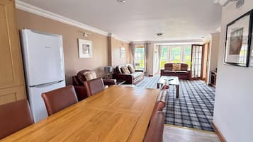 Standard Apartment, 3 Bedrooms, Pets Allowed, Garden View | Living area | 42-inch flat-screen TV with cable channels