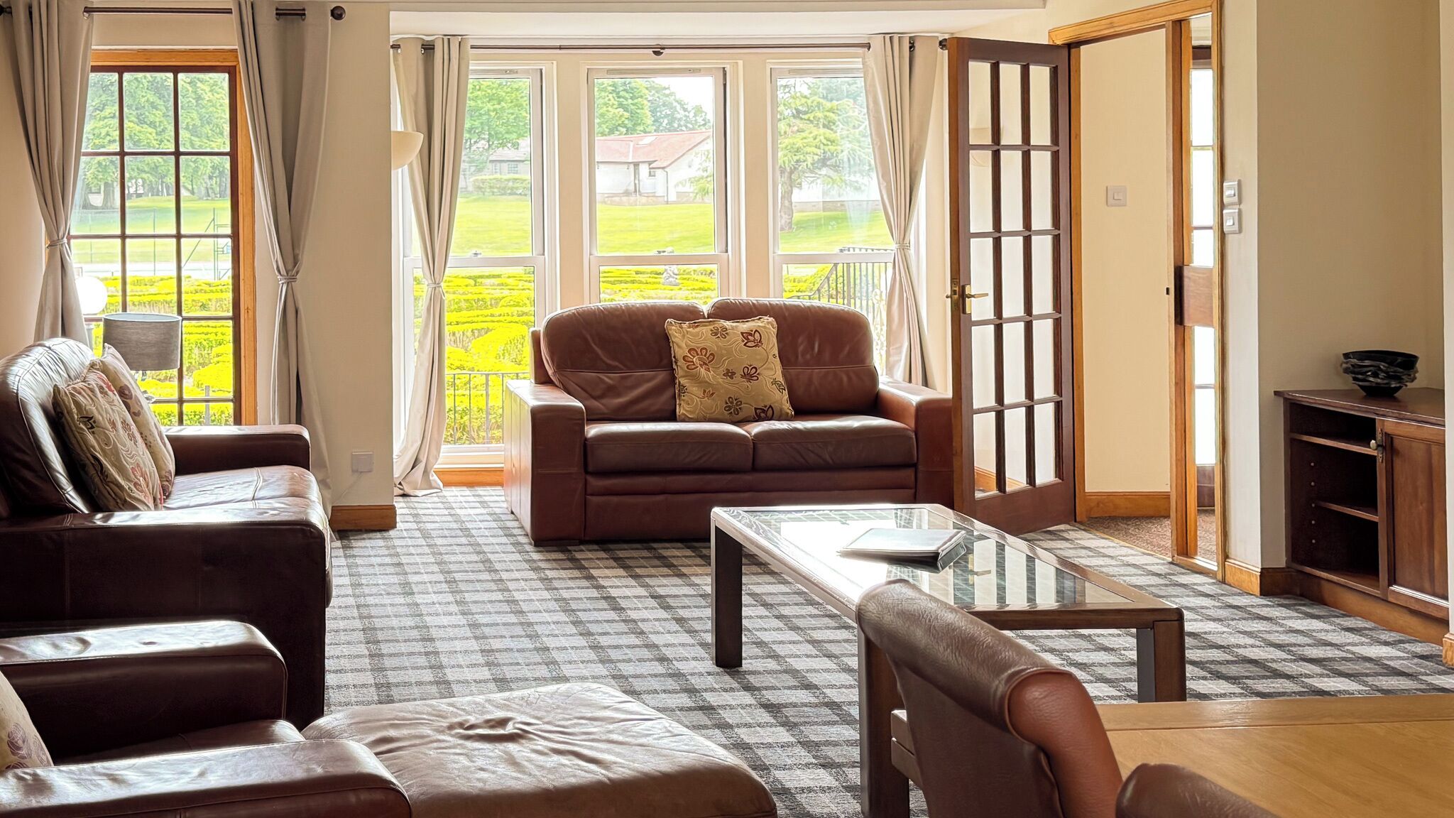 standard apartment, 3 bedrooms, pets allowed, garden view | living area | 42-inch flat-screen tv with cable channels