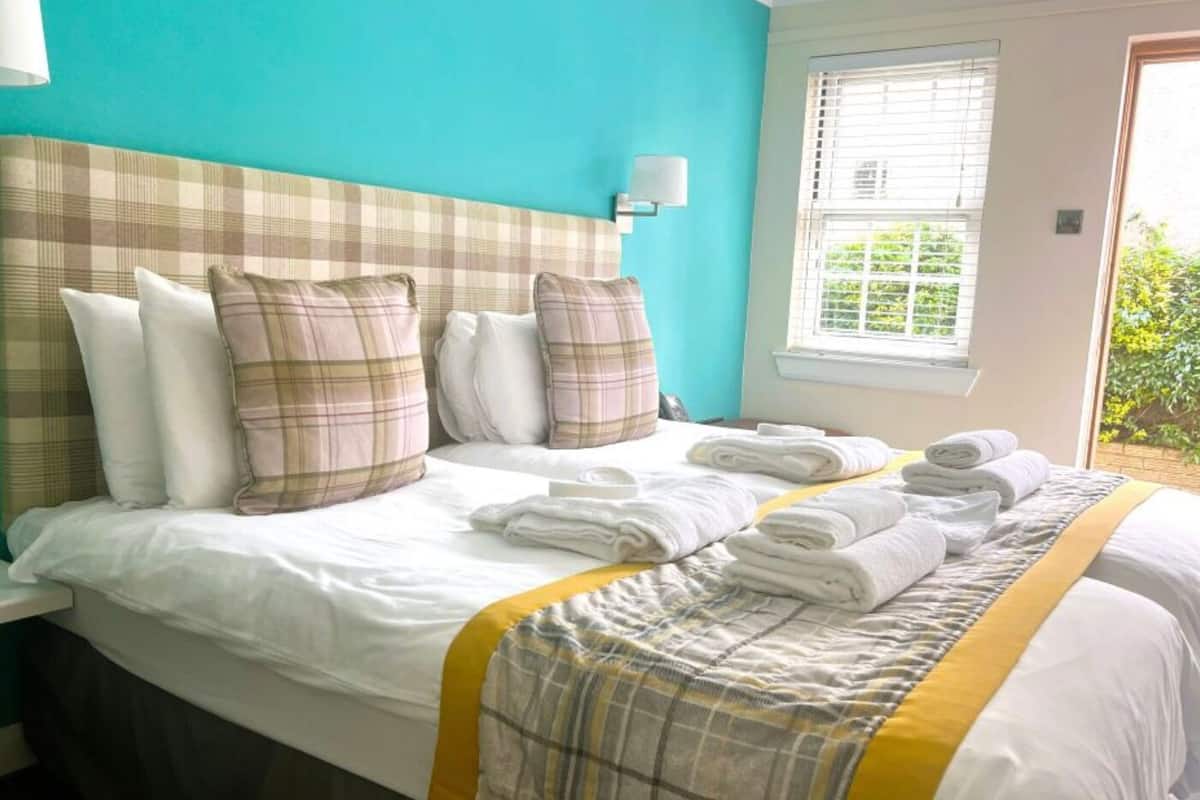 2 bedrooms, individually decorated, individually furnished