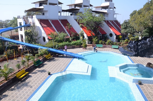 Outdoor pool - Shanti Villa (Mahabaleshwar)
