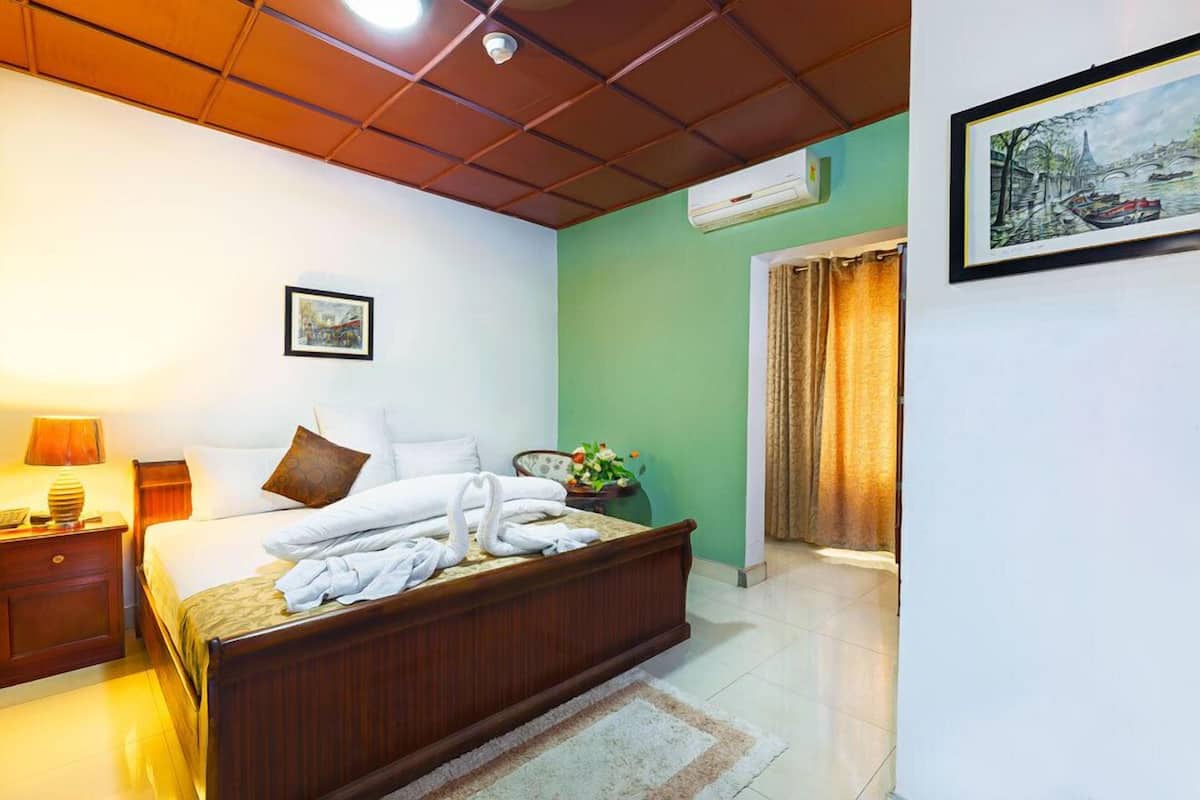 Deluxe Queen | Desk, laptop workspace, free WiFi