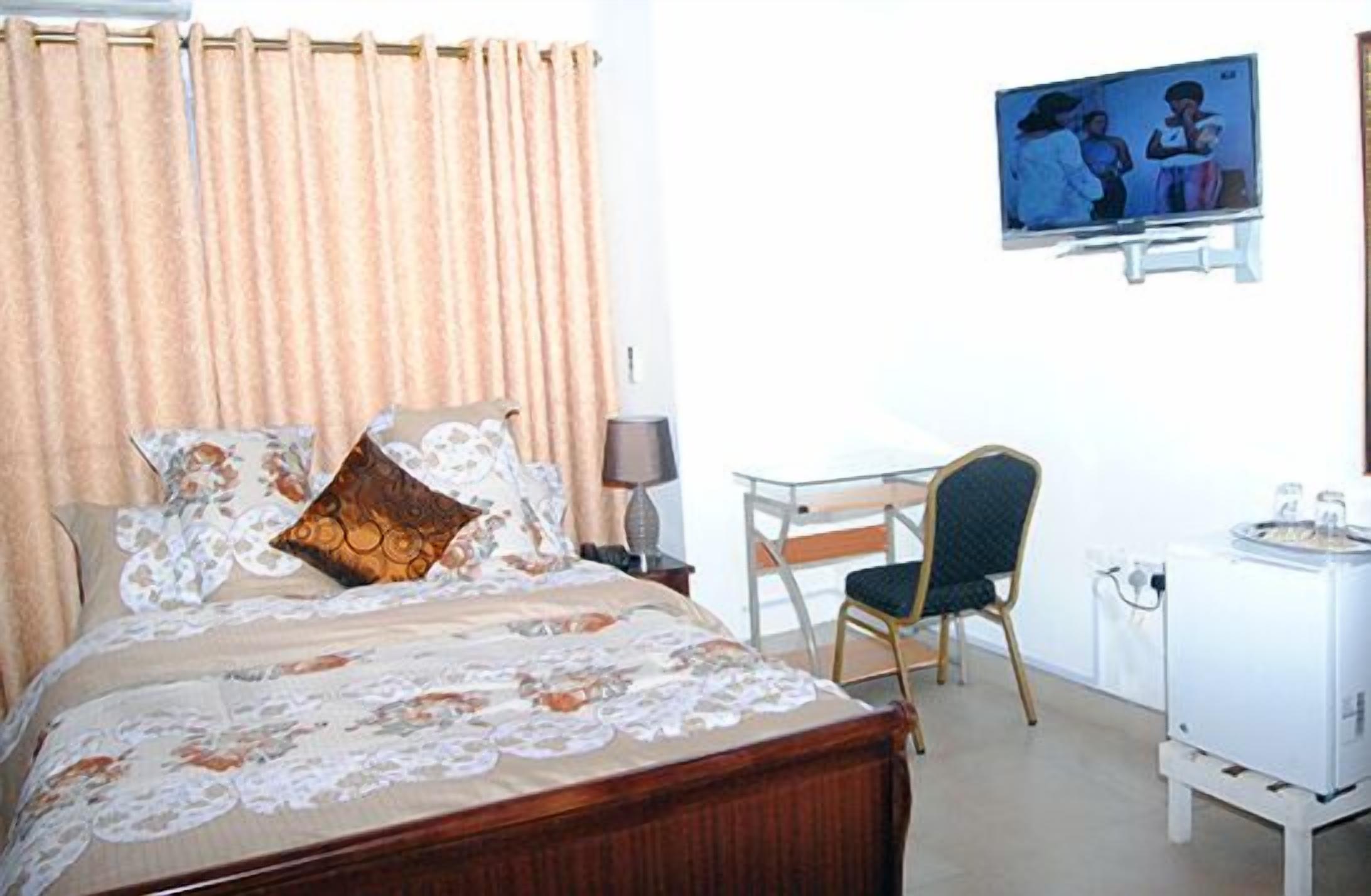 deluxe queen | desk, laptop workspace, free wifi