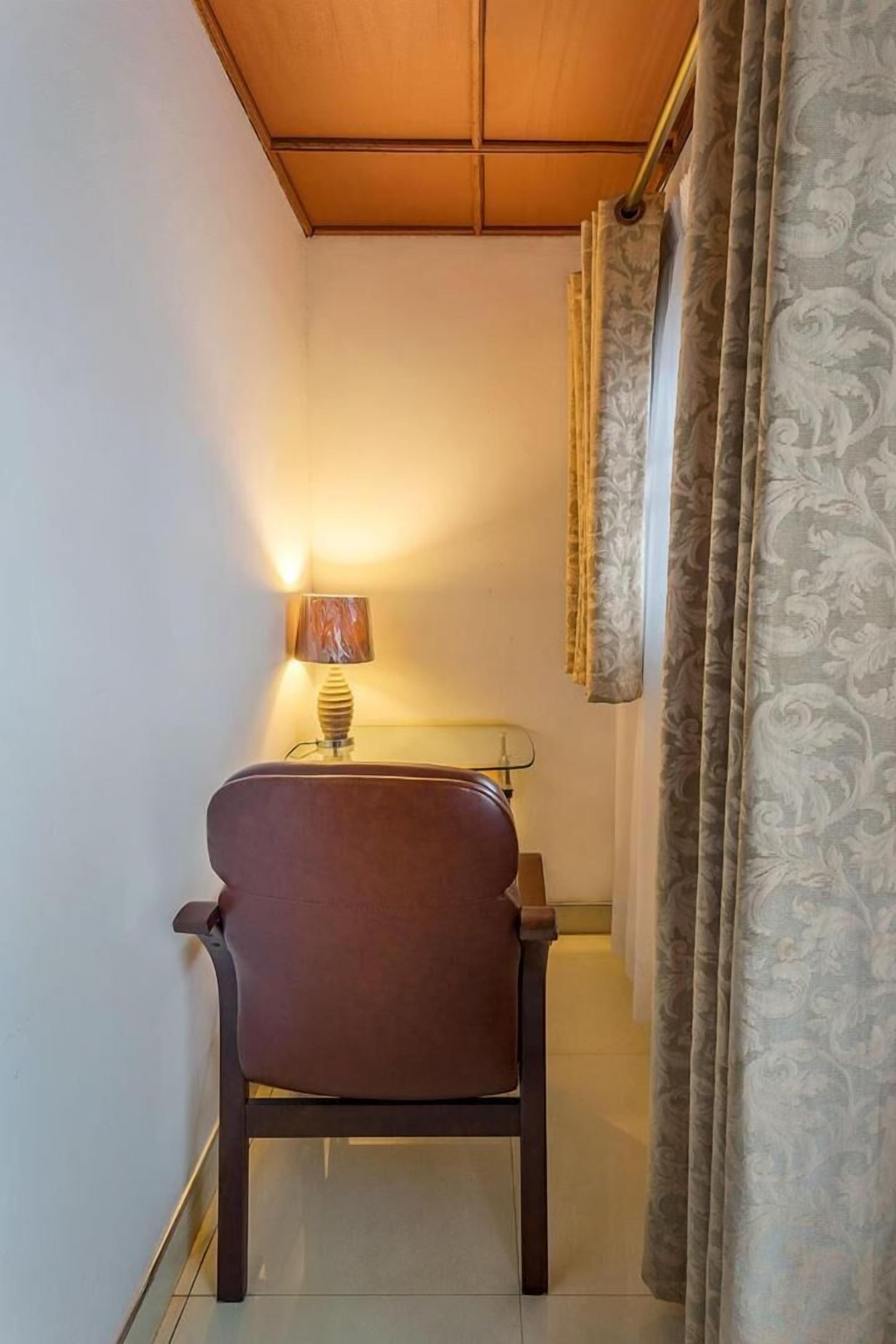 desk, laptop workspace, free wifi