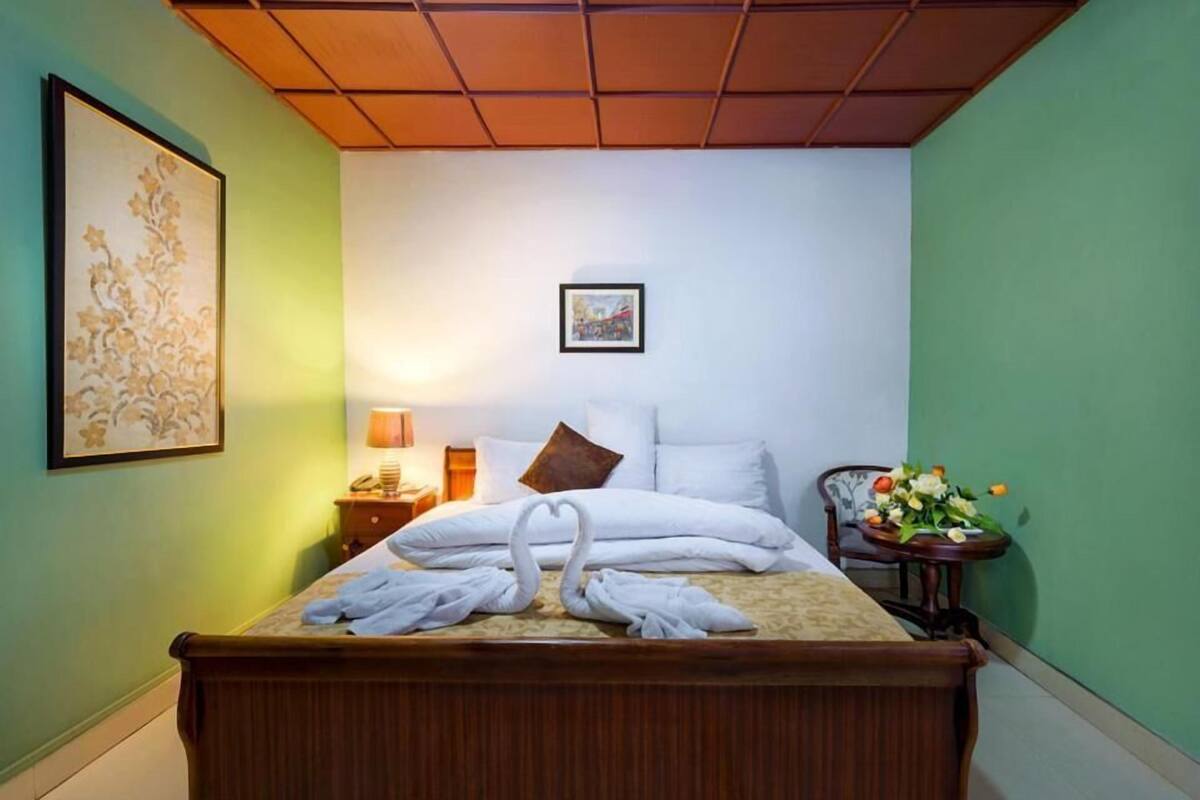 desk, laptop workspace, free wifi