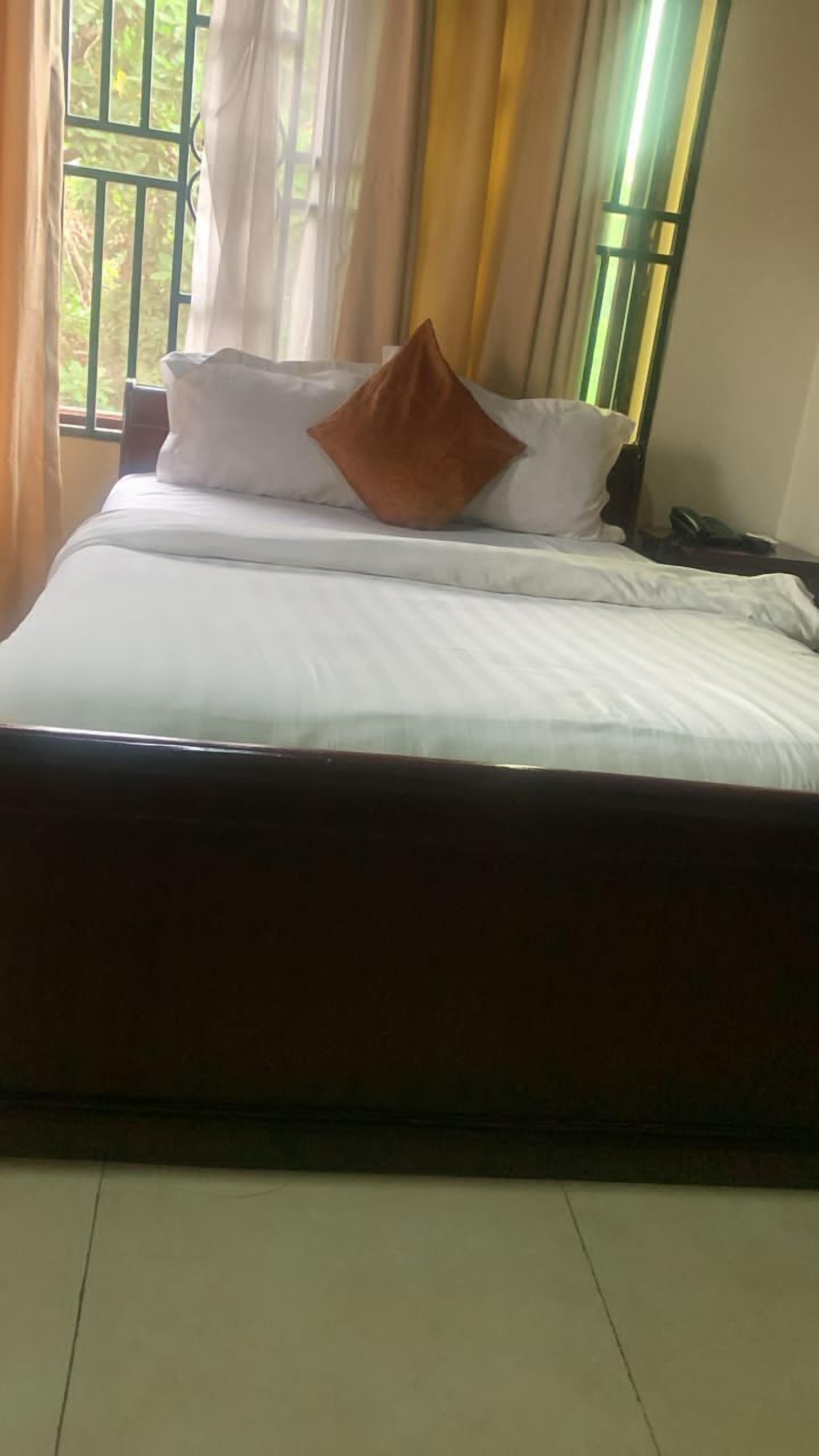 standard twin room | desk, laptop workspace, free wifi