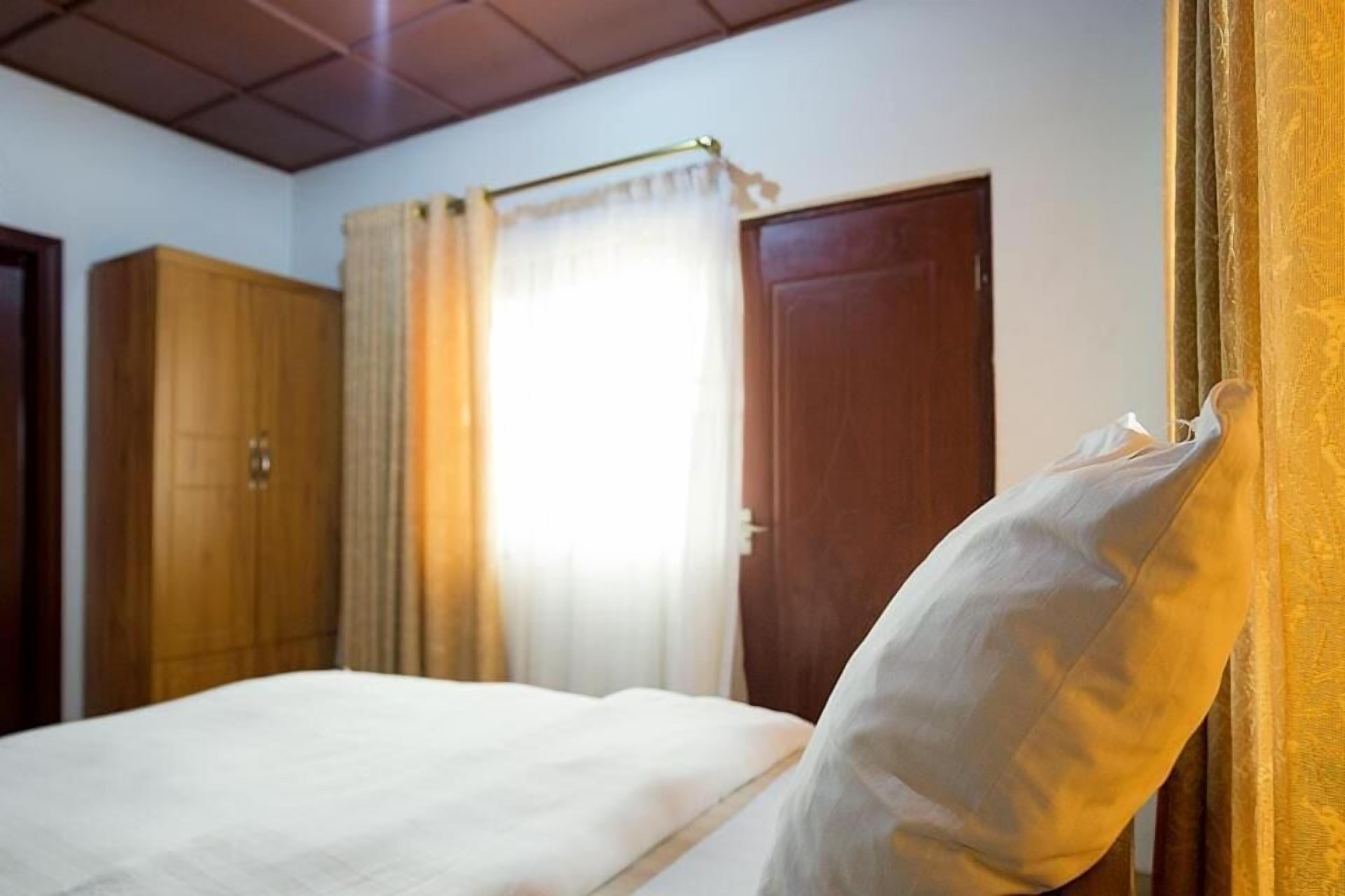 desk, laptop workspace, free wifi