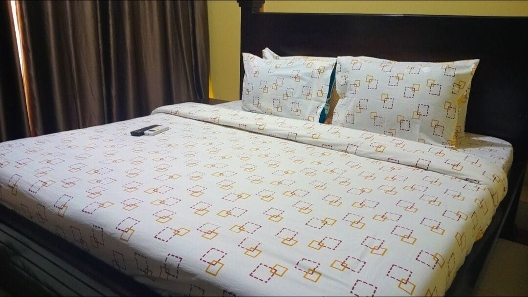 royal suite | desk, laptop workspace, free wifi