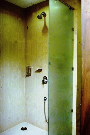 Mango classic | Bathroom | Free toiletries, hair dryer, towels