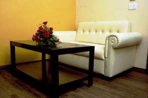 Mango classic | Living area | LCD TV - Mango Hotels Nagpur (Nagpur)