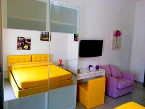 Minibar, bàn, giường gấp/giường phụ (phụ phí) 
