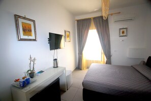 Minibar, bàn, giường gấp/giường phụ (phụ phí) 