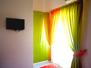 Minibar, desk, rollaway beds, free WiFi - Megaride Santa Lucia (Naples)