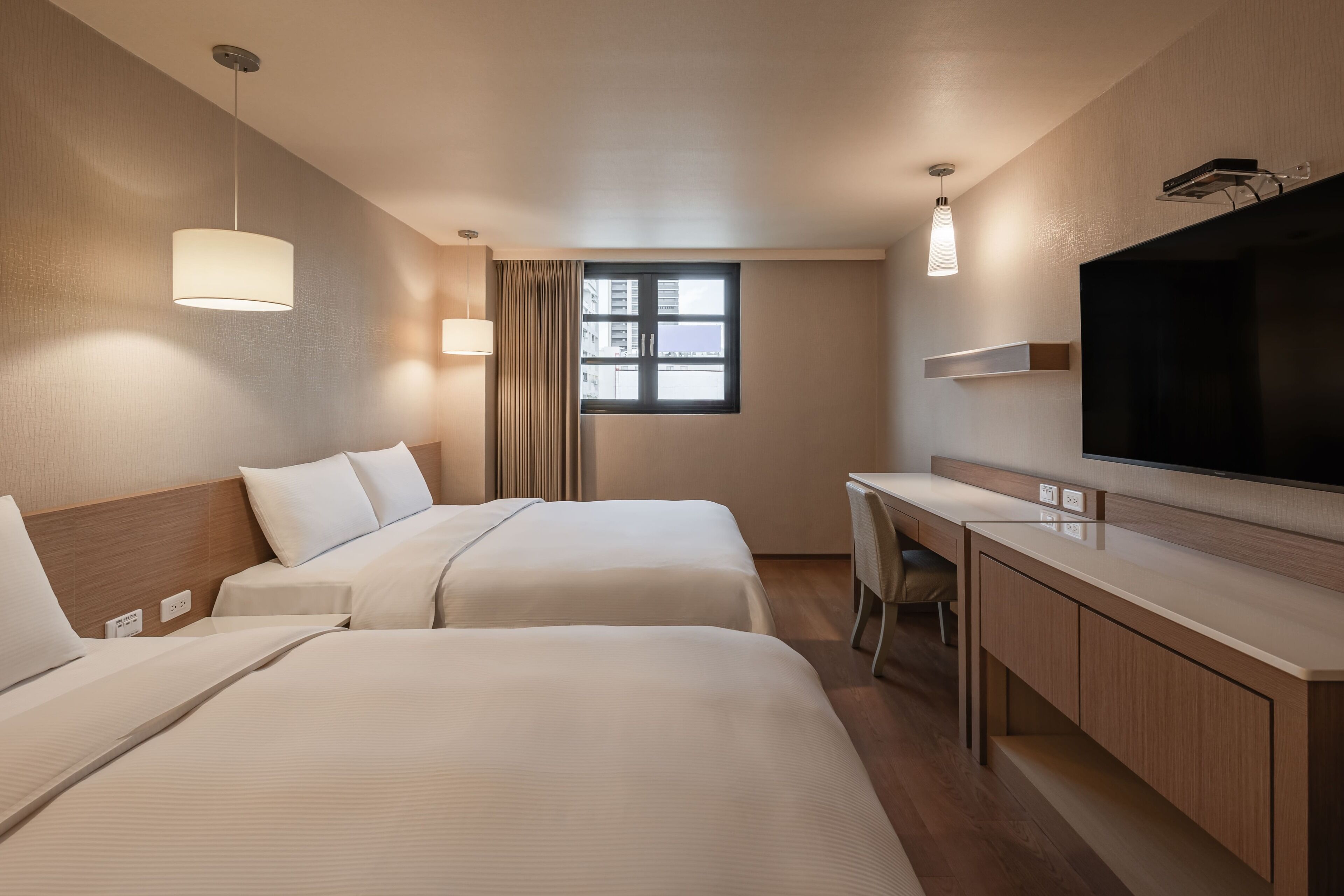 quadruple room | 1 bedroom, down duvets, desk, blackout curtains