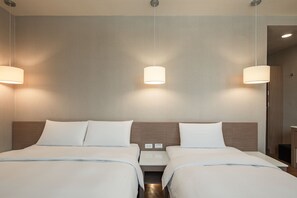 Habitación triple Elite | Edredón, escritorio, cortinas blackout y insonorización 