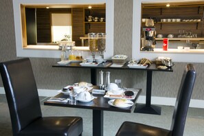 Desk, iron/ironing board, free WiFi - Helix Hotel (Grangemouth)