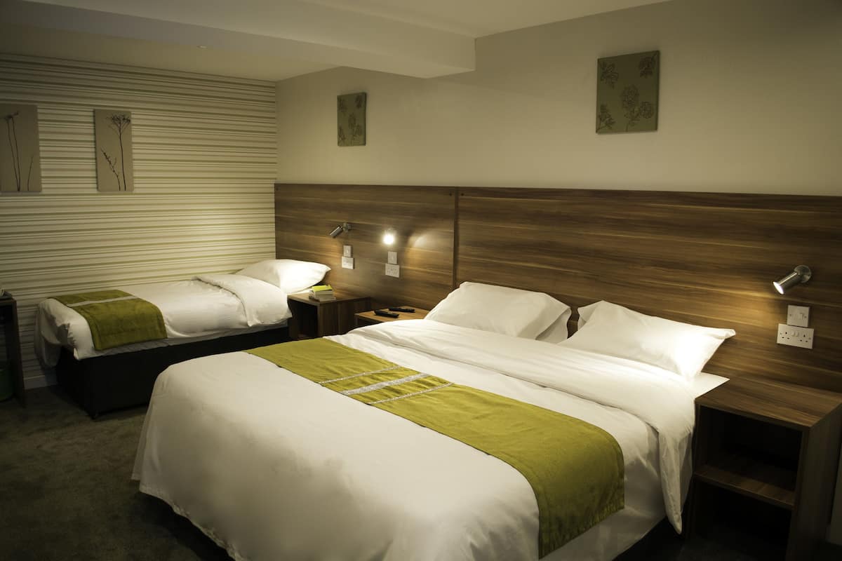 executive triple room | desk, iron/ironing board, free wifi