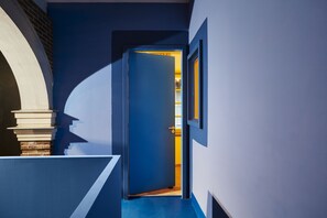 Chambre Double (The Blue House Upstairs) | Entrée de l’hébergement