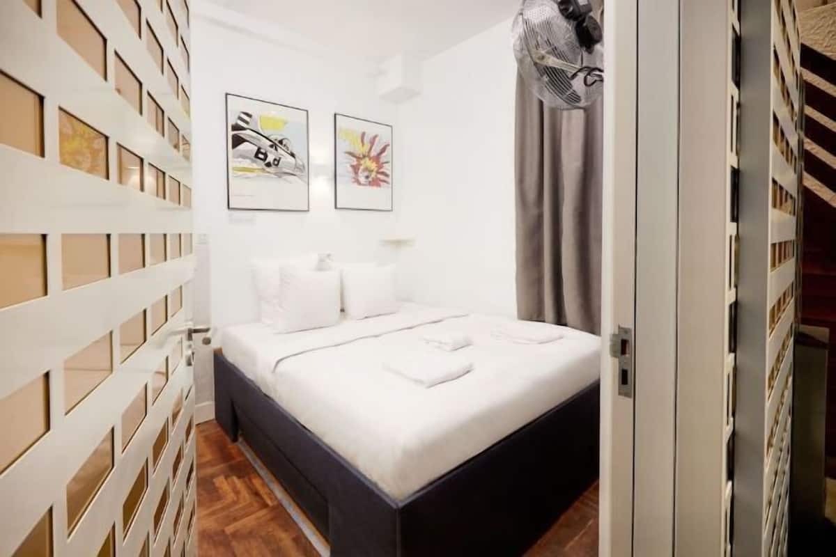 Free WiFi, bed sheets