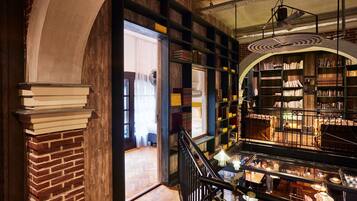 Simple double room, shared bathroom (Secret Bookcase Whitey the White) | Free WiFi, bed sheets