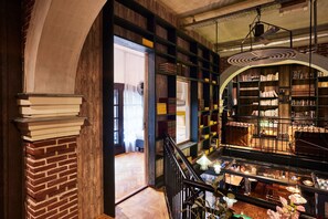 Simple double room, shared bathroom (Secret Bookcase Whitey the White)