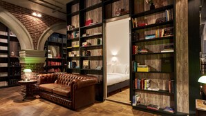 雙人房, 共用浴室 (Secret Bookcase M)