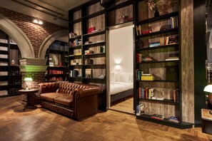 Doppelzimmer, Gemeinschaftsbad (Secret Bookcase M)