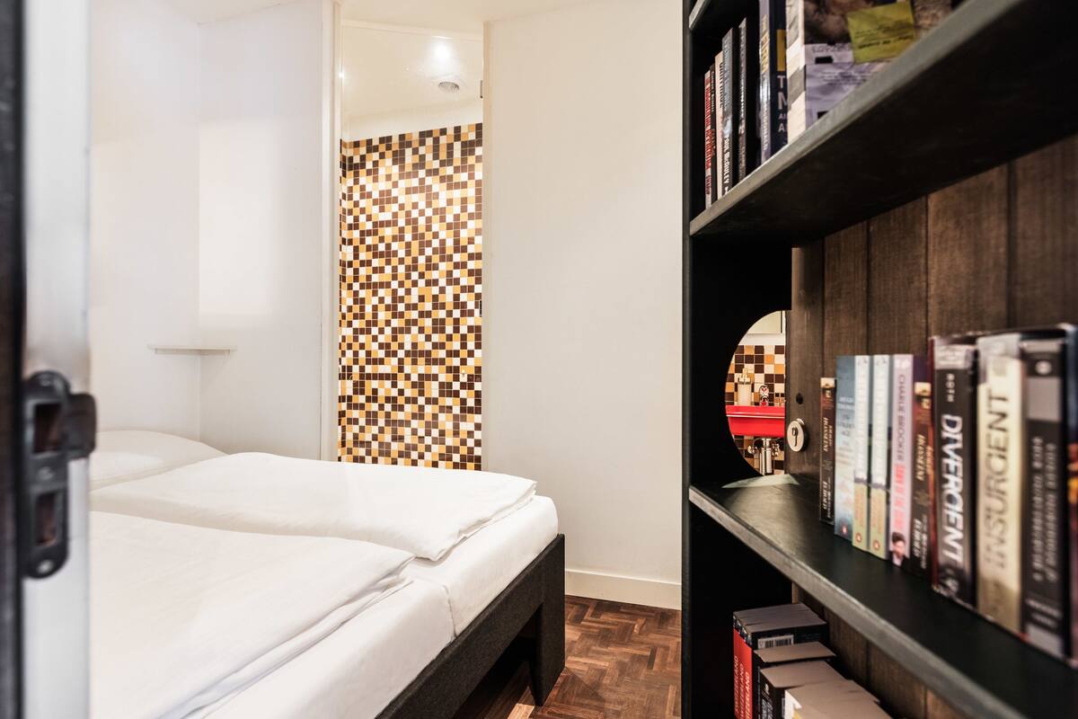 Double Room, Shared Bathroom (Secret Bookcase L) | WiFi (free), bed sheets