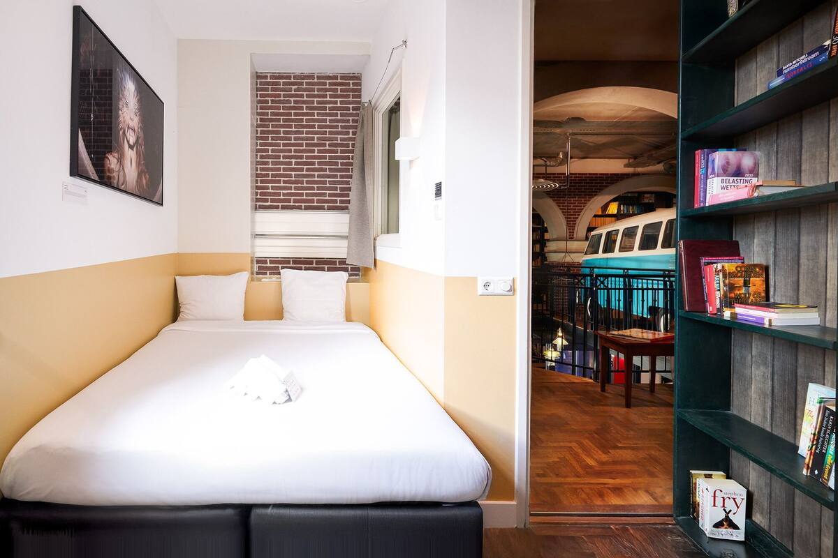 Basic Double Room (Secret Bookcase XL) | WiFi (free), bed sheets