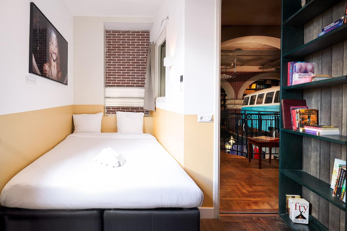 Basic Double Room (Secret Bookcase XL) | Free WiFi, bed sheets