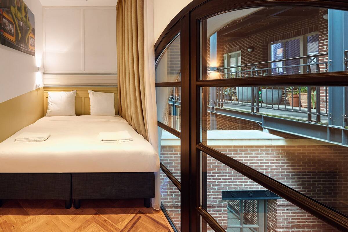 The Sun Room, Shared Bathroom | WiFi (free), bed sheets