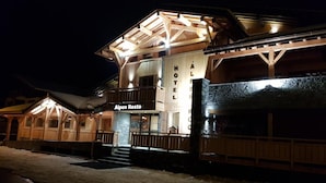 A two-story building with a sign reading "Alpen Resto HOTEL." - Hôtel Alpen Roc (Morzine)